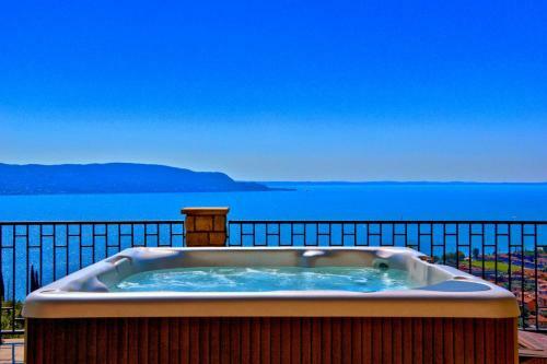 Three-room Apartment Groppello - Green With Large Lake View Terrace