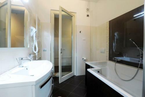 Three-room Apartment Groppello - Green With Large Lake View Terrace