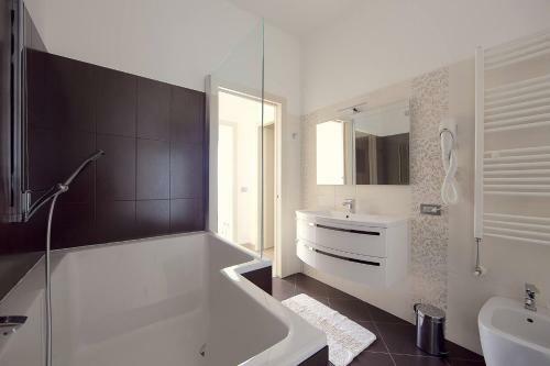 Three-room Apartment Groppello - Green With Large Lake View Terrace