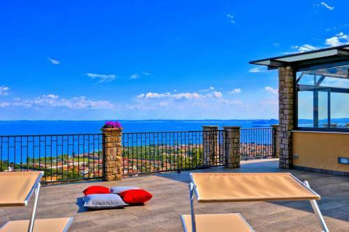 Three-room Apartment Groppello - Green With Large Lake View Terrace