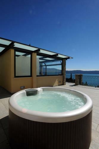Three-room Apartment Groppello - Green With Large Lake View Terrace