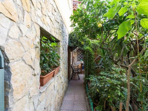 Appealing Villa In Villa San Giovanni With Garden