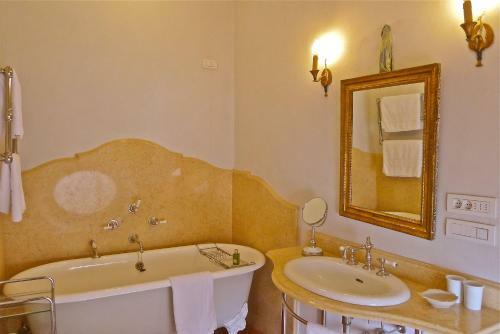 Blevio Villa Sleeps 26 With Pool Air Con And Wifi