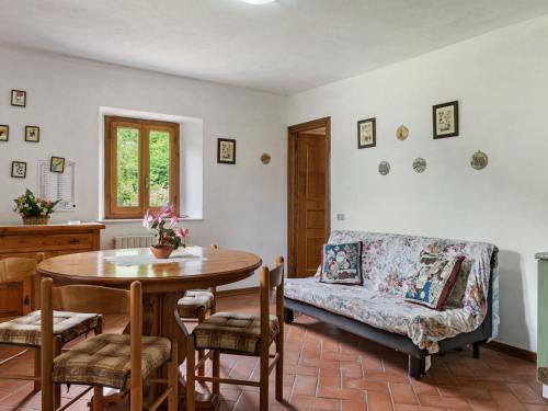 Peaceful Apartment In Fosciandora With Pool