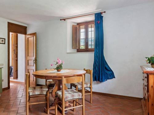Peaceful Apartment In Fosciandora With Pool