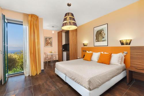 Sant'anna Villa Sleeps 24 With Pool And Air Con