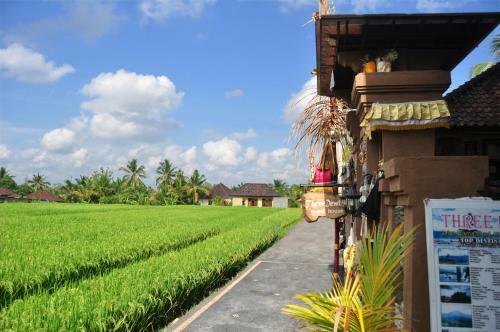 Hostal Three Dewi's Guest House