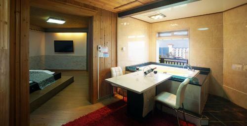Elroman Pension
