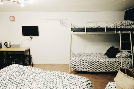 Hostal Mw House