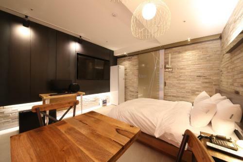The J Hotel
