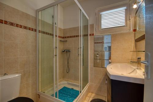 5 Bedrooms Villa With Sea View (Mqdi77)