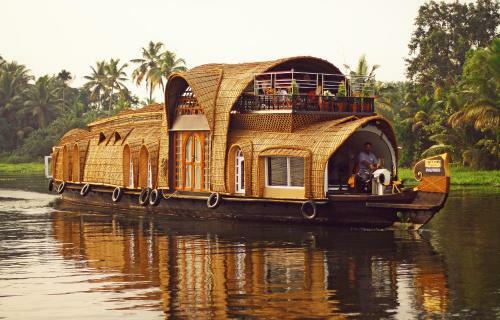 Lakelands Cruises