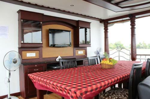 Pournami Houseboats