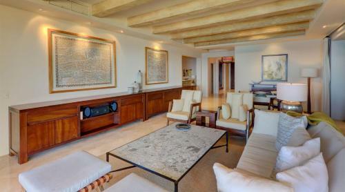 Contemporary Condo With Full Resort Amenities In A Beachfront Community