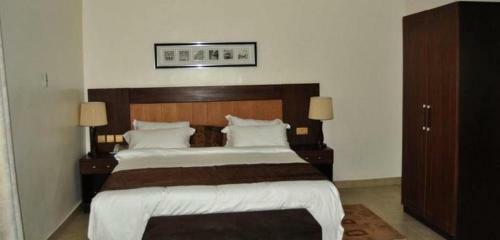 Hotel De-brass Suites
