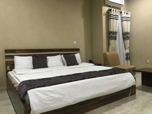 Hostal Room In Apartment - Royal Continental Apartments