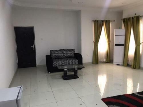 Hostal Room In Apartment - Royal Continental Apartments