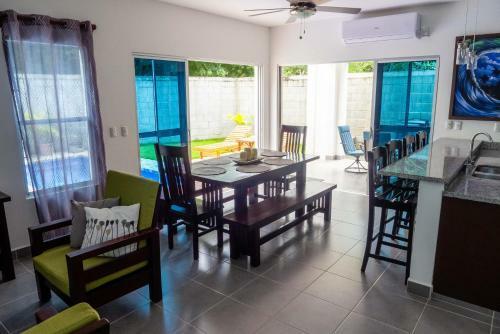 Hostal Townhome W Pool, Modern And Secure - Walk To Beach And Town