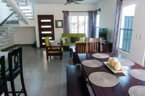 Hostal Townhome W Pool, Modern And Secure - Walk To Beach And Town