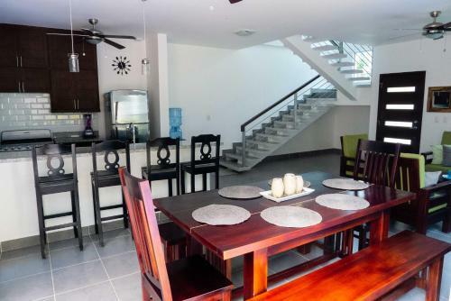 Hostal Townhome W Pool, Modern And Secure - Walk To Beach And Town