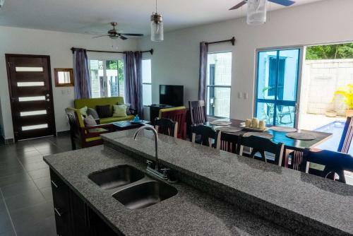 Hostal Townhome W Pool, Modern And Secure - Walk To Beach And Town
