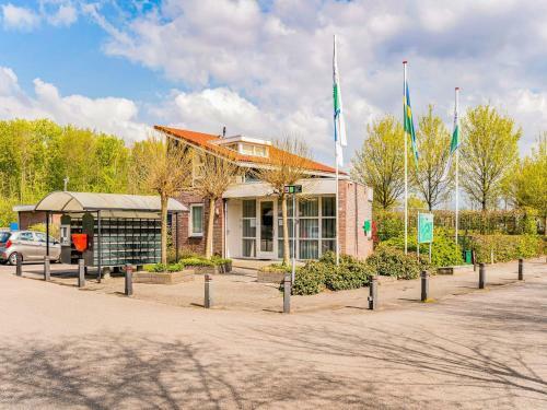 Peaceful Holiday Home In Zeewolde With Garden