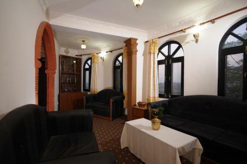 Hostal Room In Bb - Spacious Double Room - Hotel Manohara Pvt Ltd