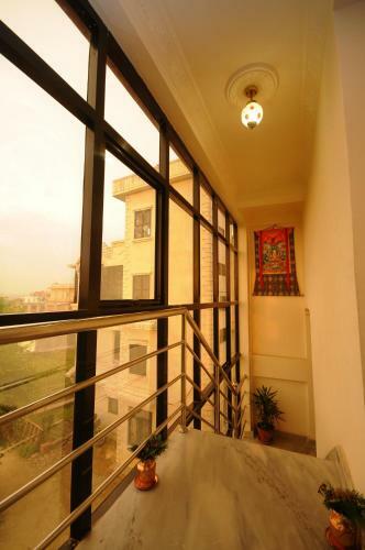 Hostal Room In Bb - Spacious Double Room - Hotel Manohara Pvt Ltd