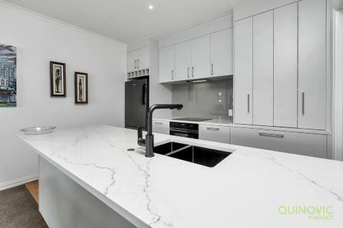 Qv Spacious Waterfront 2 Bedroom Apartment - 791