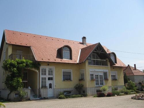 Hostal Mika Vend�gh�z