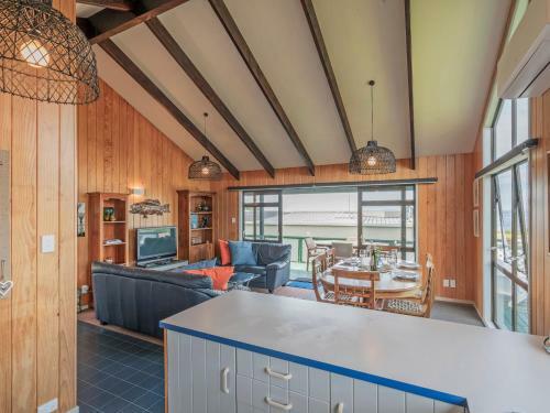 The Burrow - Kuaotunu Holiday Home