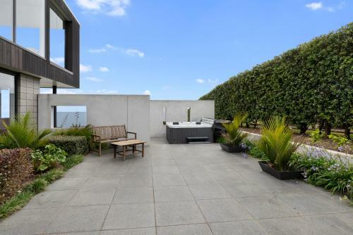 Takapu - Muriwai Beach Downstairs Holiday Unit