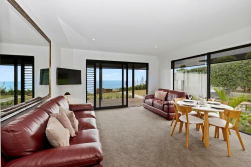 Takapu - Muriwai Beach Downstairs Holiday Unit
