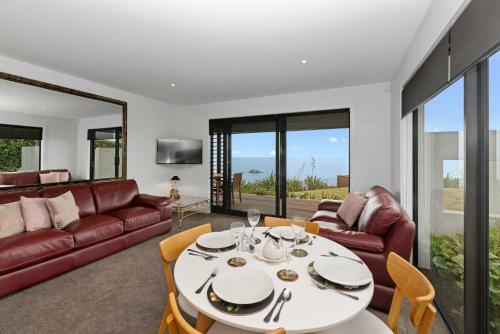 Takapu - Muriwai Beach Downstairs Holiday Unit