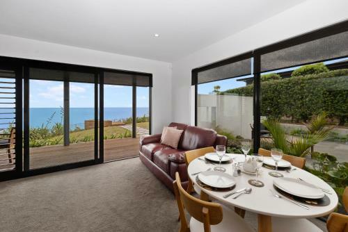 Takapu - Muriwai Beach Downstairs Holiday Unit