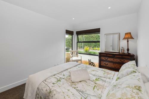 Takapu - Muriwai Beach Downstairs Holiday Unit