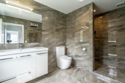 Views, Space, Comfort, The Perfect Holiday Treat