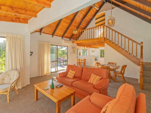 Sea Breeze Sanctuary - Pauanui Holiday Home