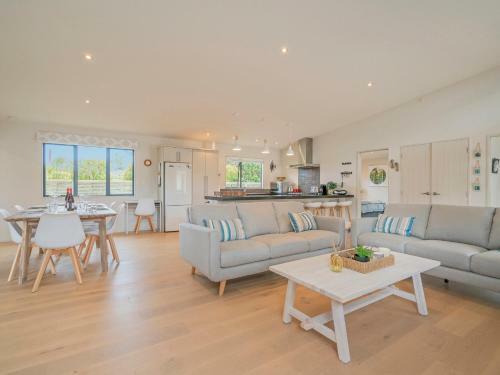 Upsides And Good Vibes - Pauanui Holiday Home