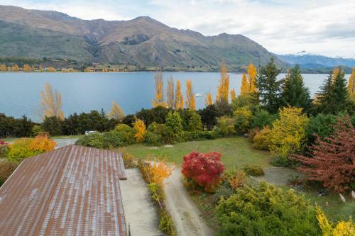 Lakeside Escape - Wanaka Holiday Bach
