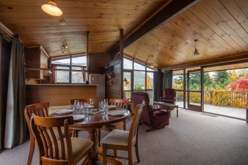 Lakeside Escape - Wanaka Holiday Bach