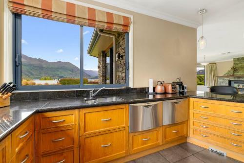 Hilltop Blue Views - Wanaka Holiday Home
