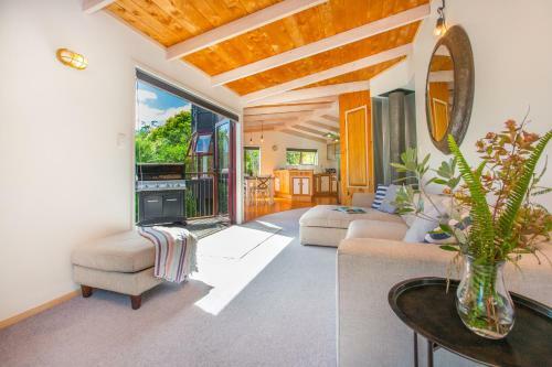 Peaceful Pokohui With Wifi - Raglan Holiday Home