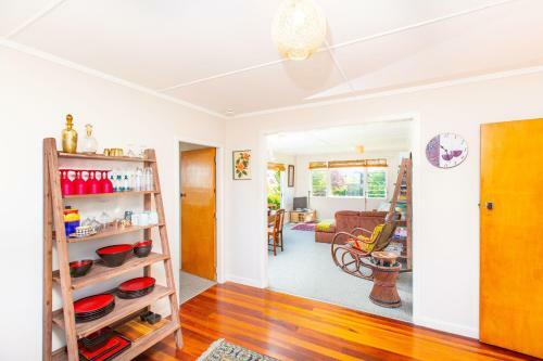 Lorenzen Bay Bungalow - Raglan Holiday Home