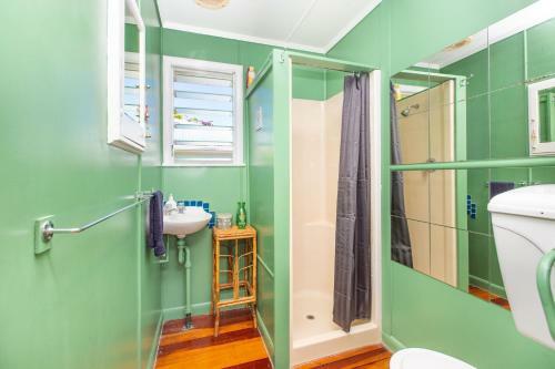 Lorenzen Bay Bungalow - Raglan Holiday Home
