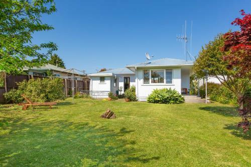 Lorenzen Bay Bungalow - Raglan Holiday Home