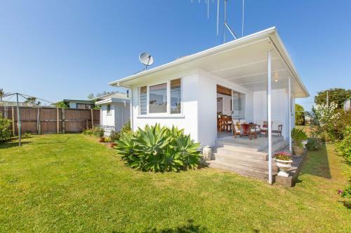 Lorenzen Bay Bungalow - Raglan Holiday Home
