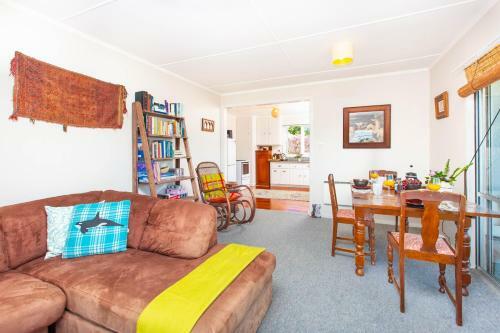 Lorenzen Bay Bungalow - Raglan Holiday Home