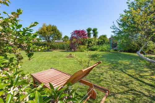 Lorenzen Bay Bungalow - Raglan Holiday Home