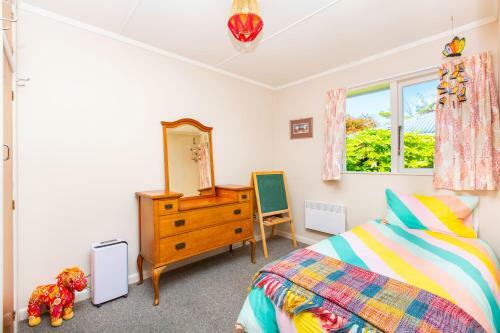 Lorenzen Bay Bungalow - Raglan Holiday Home